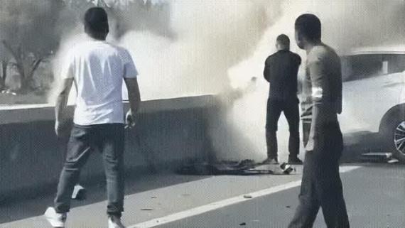 小车遭夹击2人身亡,小车遭夹击2人身亡怎么赔偿