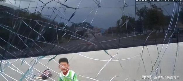 2005新澳门天天开好彩和送孙子上学被撞身亡与奶奶送孙子上学遇车祸
